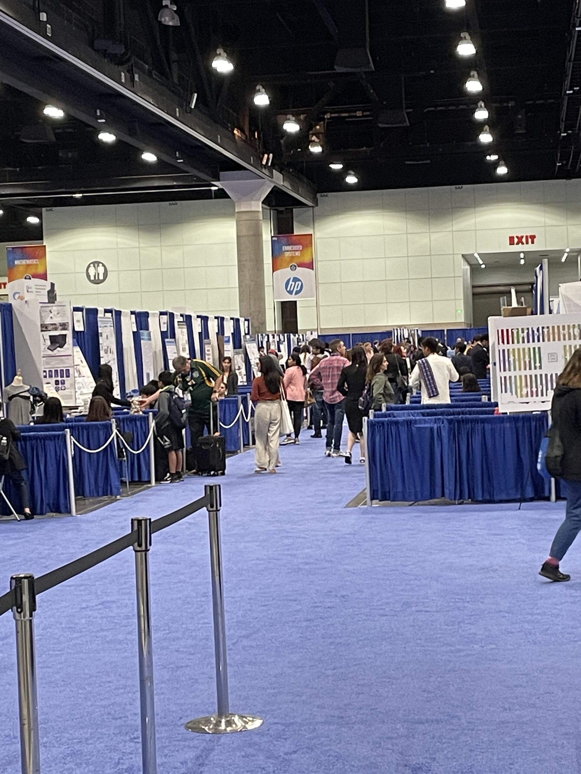 Hele Los Angeles Convention Center var fylt opp av finalister fra hele verden som presenterte sine forskningsprosjekter. Foto: Birger Berge