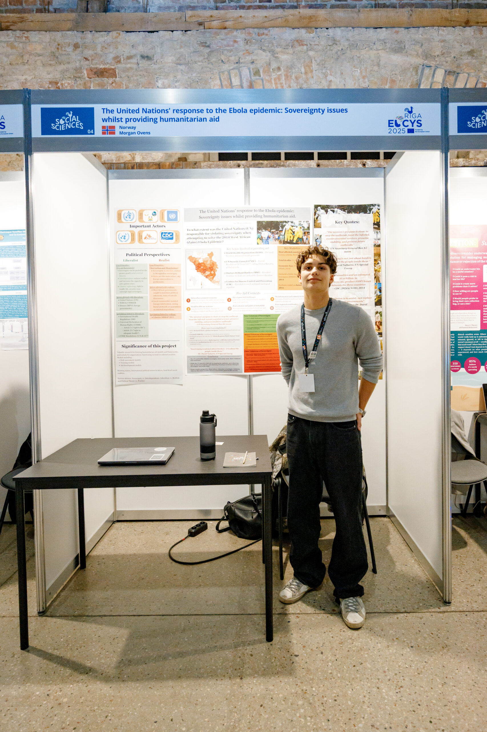 Finalist Morgan ovens foran sin stand. 