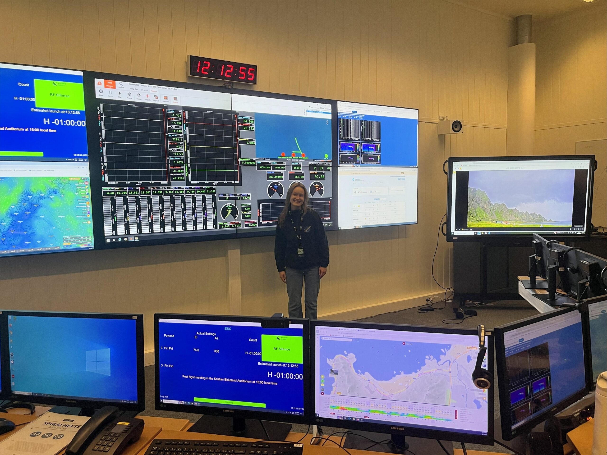 Ved kontrollpanelene på Andøya Space Camp. Foto: Privat