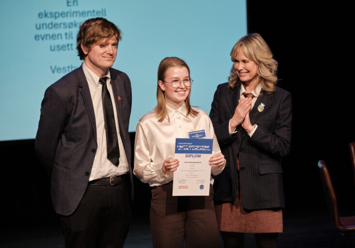 Helle mottok sin førstepris i den norske finalen på Deichman i Oslo. Foto: Kjell Erik Egeland, Von kommunikasjon