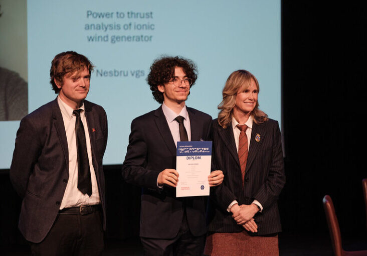 Finalist Said Zeki Gökmen, jurymedlem Gaute Linga og ordfører Anne Lindboe under finaleseremonien i 2025. Foto: Egeland/ Von