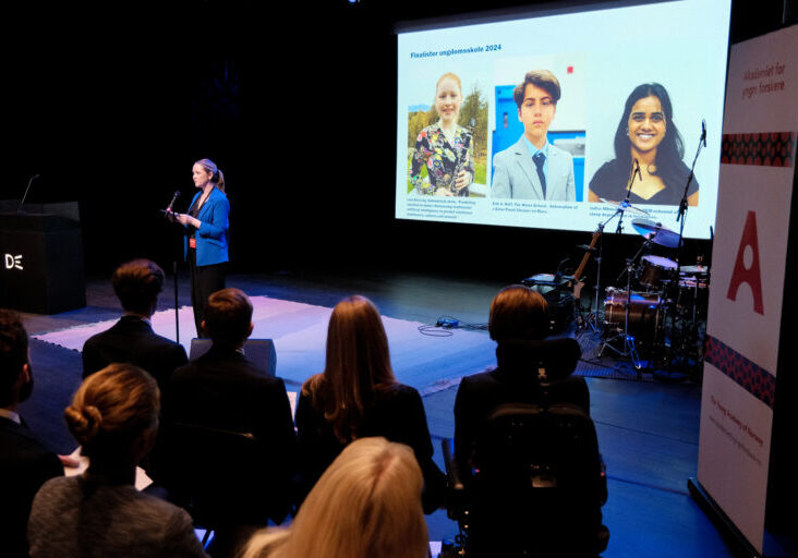 Da Kjerstin Aukrust fra juryen leste opp juryens begrunnelse for ungdomsskolekategorien, fikk Lara Elvevåg vite at hun hadde fått førstepris! Foto: Von kommunikasjon